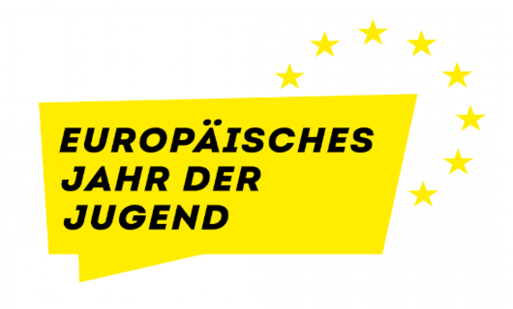 Schriftzug &quotEuropäisches Jahr der Jugend&quot vor gelbem Hintergrund. Foto: Europäische Union, Logo Europäisches Jahr der Jugend