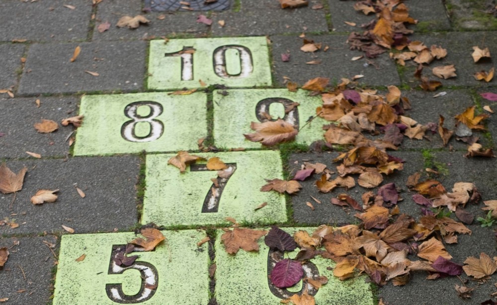 Zahlenfelder auf der Straße.