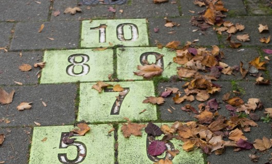 Zahlenfelder auf der Straße.